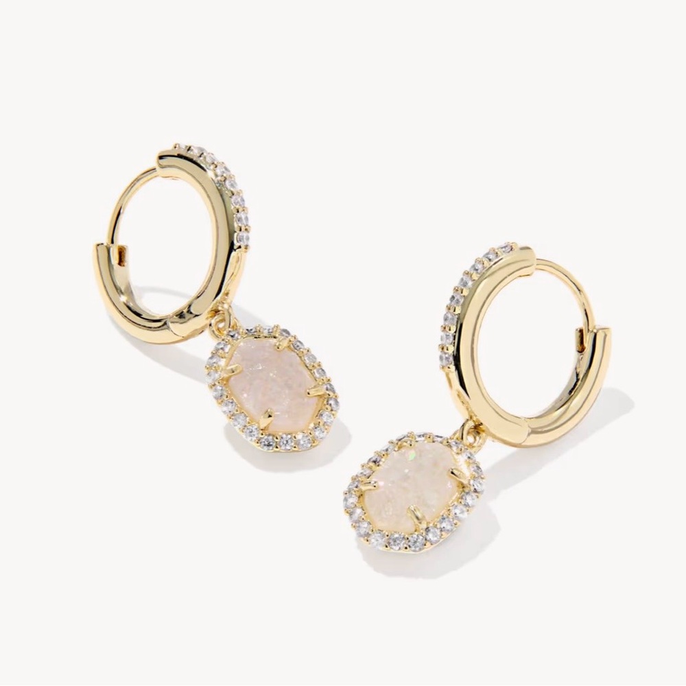 Daphne Gold Crystal Frame
Huggie Earrings
Never wear it , brand new